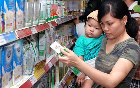 Cam quang cao sua, gia se giam? hinh anh