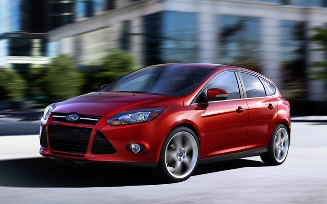 Ford Focus  Mẫu xe hạng C này ngay từ khi ra đời thế hệ “One Ford” đã làm mưa làm gió trên thị trường thế giới. Đơn cử năm ngoái đã có đến 1,1 triệu chiếc Focus được bán ra trên toàn cầu. Nhưng, đình đám trên thị trường thế giới không có nghĩa sẽ đương nhiên gặt hái được thành công tại Việt Nam.  Theo thống kê của Hiệp hội các Nhà sản xuất ôtô Việt Nam (VAMA), tổng sản lượng bán hàng của Focus 11 tháng năm 2014 đạt 760 chiếc. Đây là mức sản lượng thấp so với hầu hết các đối thủ cạnh tranh.  Điểm khó hiểu chính là tại sao Focus lại không được nhiều người tiêu dùng ưa chuộng mặc dù xét từ thiết kế ngoại thất đến nội thất và tính năng lái đều không tệ. Thậm chí có thể nói, bên cạnh bước đột phá với ngôn ngữ thiết kế Kinetic, Focus đang sở hữu những thế mạnh mà ít đối thủ có được như công nghệ đỗ xe tự động, kết nối bằng giọng nói, dừng xe chủ động, cảnh báo điểm mù…  Nguyên nhân giá bán cũng chưa hẳn đúng bởi thực tế, để sở hữu những công nghệ thời thượng này thì mức giá hiện hành từ 689 triệu đồng không phải là quá cao.  Vấn đề có lẽ nằm ở khâu marketing, truyền thông của hãng xe Mỹ. Để truyền tải được hết những điểm hay của xe đến với đông đảo người tiêu dùng thì các kênh truyền thông cùng giải pháp kèm theo của Ford Việt Nam hiện nay dường như đang đi chệch hướng, chưa đúng cách và chưa đúng đối tượng.   Lưu ý rằng không ít mẫu xe của Ford đã từng để lại những ấn tượng xấu đối với nhiều người tiêu dùng, cụ thể là với chính Focus hay “đàn anh” Mondeo.