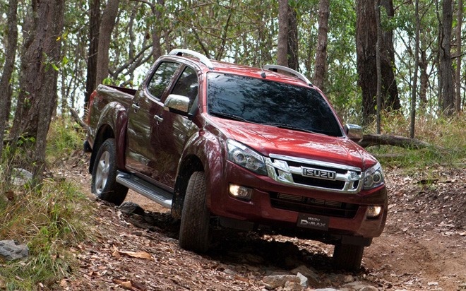 Isuzu D-Max  Khoảng 2 năm trở lại đây, phân khúc xe bán tải (pick-up) đang có đà phát triển mạnh mẽ tại Việt Nam. Bằng chứng là đã có mẫu xe cùng hàng Ford Ranger liên tiếp lọt vào nhóm 10 bán chạy nhất thị trường.  Tuy nhiên, Isuzu D-Max lại hoàn toàn nằm ngoài xu hướng. Thậm chí so với mẫu xe “đi trước về sau” là Mitsubishi Triton, doanh số của D-Max vẫn bị bỏ lại một đoạn dài. Theo thống kê của VAMA, tổng sản lượng 11 tháng của D-Max đạt 352 chiếc, kém xa so với 961 chiếc Mazda BT-50, 1.429 chiếc Toyota Hilux và nhất là 4.063 chiếc Ford Ranger.  Mới đây, Isuzu đã tiến hành nâng cấp D-Max nhằm giành giật bớt thị phần từ các đối thủ. Dù vậy, với cách làm hời hợt và có phần nhầm lẫn đối tượng trong hoạt động marketing, chuyện D-Max “hay” thế nào có lẽ vần chỉ là chuyện… nội bộ của Isuzu.
