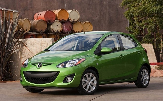 Mazda2  Thương hiệu Nhật Bản này đang ngày càng được ưa chuộng tại Việt Nam. Tuy vậy, Mazda2 lại là một ngoại lệ.  Cạnh tranh ở phân khúc hạng B với các đối thủ Honda City, Ford Fiesta và Toyota Vios, Mazda2 đang yếu thế gần như mọi mặt. Khả năng vận hành kém hơn đối thủ đã đành, Mazda2 còn thua thiệt cả về trang bị công nghệ.  Có mặt từ năm 2011 và từ đó đến nay, trong khi các đối thủ liên tiếp có phiên bản nâng cấp và gần nhất là ra mắt thế hệ hoàn toàn mới thì Mazda2 vẫn lặng như tờ để chờ thế hệ mới mà có lẽ phải cuối năm 2015 mới về đến Việt Nam. Do đó, sự nghèo nàn công nghệ và đơn điệu về thiết kế đang là điểm yếu đáng kể của mẫu xe này. Trong khi đó, giá bán lẻ của Mazda2 thậm chí còn cao hơn đối thủ.  Theo thống kê của VAMA, tổng lượng xe Mazda2 bán ra trong 11 tháng năm 2014 chỉ đạt 759 chiếc, tụt quá xa so với mẫu xe cũng khó bán như Ford Fiesta chứ chưa nói đến “hàng khủng” Honda City và Toyota Vios.