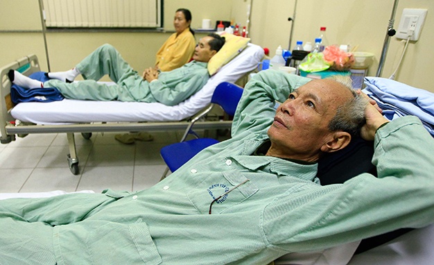 Hầu hết bệnh nhân điều trị ung thư tại khoa ung bướu xạ trị Bệnh viện Hữu Nghị (Hà Nội), trong đó có ông Vũ Văn Lai, đều lo lắng trước quy định mới của bảo hiểm y tế .