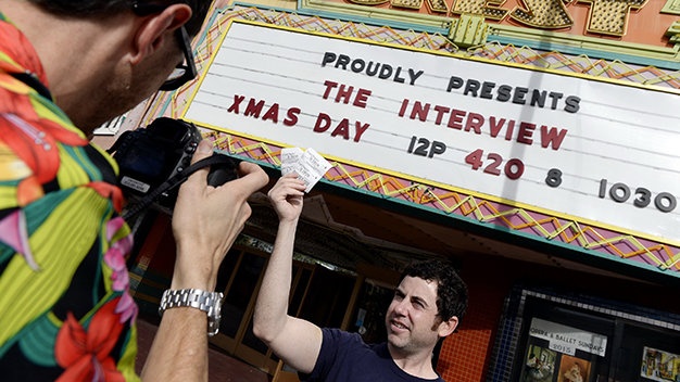 Chien tranh bung no tren khong gian ao hinh anh