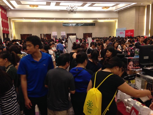 Quang cảnh đông đúc tại một sự kiện xả hàng hiệu.