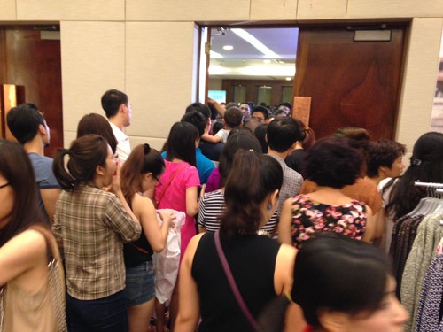 Dòng người chen lấn chờ vào mua hàng.