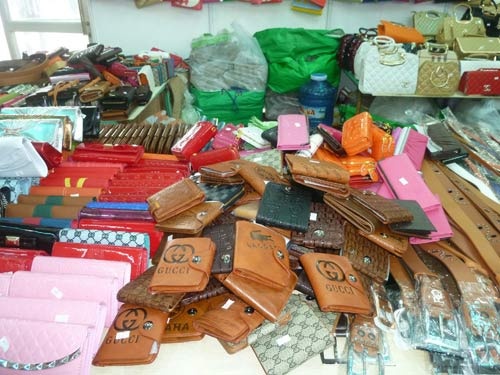 Hàng nhái Gucci, Chanel bày bán tại các hội chợ.