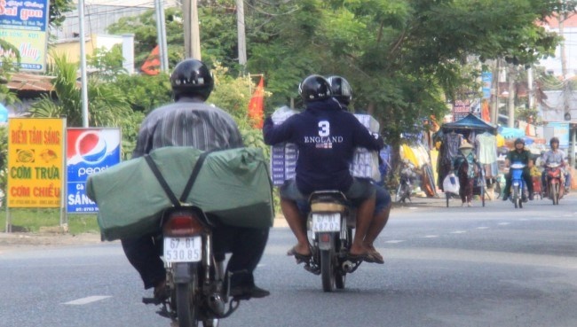 Buon lau nong ca ngay lan dem o bien gioi Tay Nam hinh anh