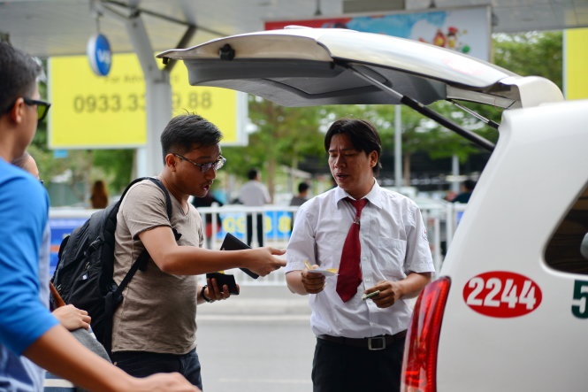 So với tháng 7-2014, giá xăng dầu hiện giảm 30,2% nhưng giá cước taxi của Vinasun chỉ giảm 3,03% .