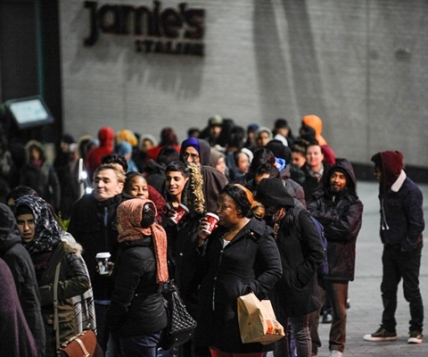 Chen chuc mua sam trong ngay le Tang qua hinh anh