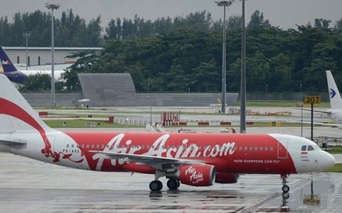 Co phieu AirAsia giam ky luc sau vu may bay mat tich hinh anh