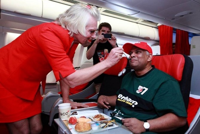 Sau khi thua một ván cược, tỷ phú người Anh - Richard Branson đã phải làm tiếp viên hàng không trên chuyến bay Tony Fernandes. 