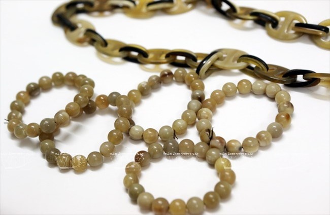 Vòng đeo tay từ chất liệu sừng. 