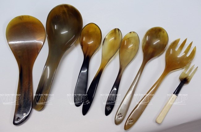 Các vật dụng dùng trong bữa ăn hàng ngày được làm ra từ sừng bò. 