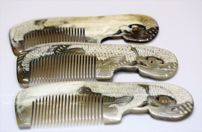 Những chiếc lược sừng chạm trổ hình rồng tinh xảo và khéo léo.