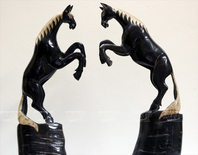 Sản phẩm sừng mỹ nghệ có tên “Song mã” được sản xuất tại làng nghề Thụy Ứng. 