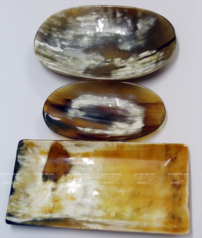 Những chiếc đĩa và khay được chế tác bằng sừng tại làng nghề Thụy Ứng.