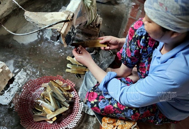 Từ đôi tay khéo léo của người dân làng Thụy Ứng, những chiếc lược sừng đẹp về mẫu mã được cung cấp cho thị trường trong và ngoài nước. 