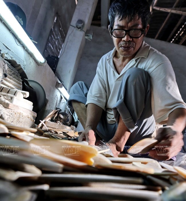 Công nhân làm việc tại xưởng sản xuất mỹ nghệ của gia đình bà Mười Sử. 