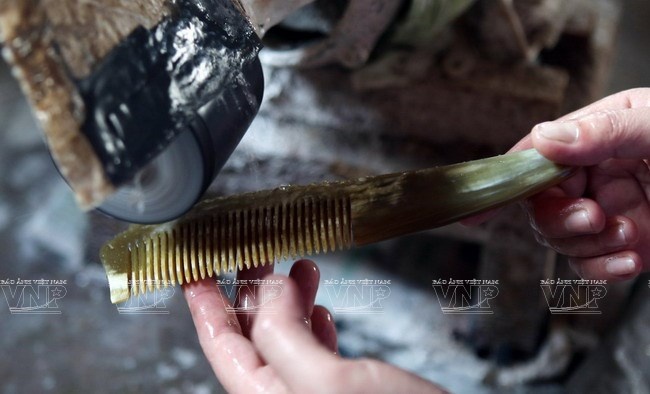 Những chiếc lược sừng thành phẩm được mài bóng trước khi xuất xưởng.