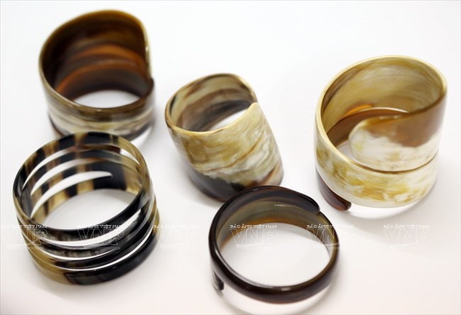 Những chiếc nhẫn tinh xảo được làm từ sừng bò của người dân làng Thụy Ứng. 