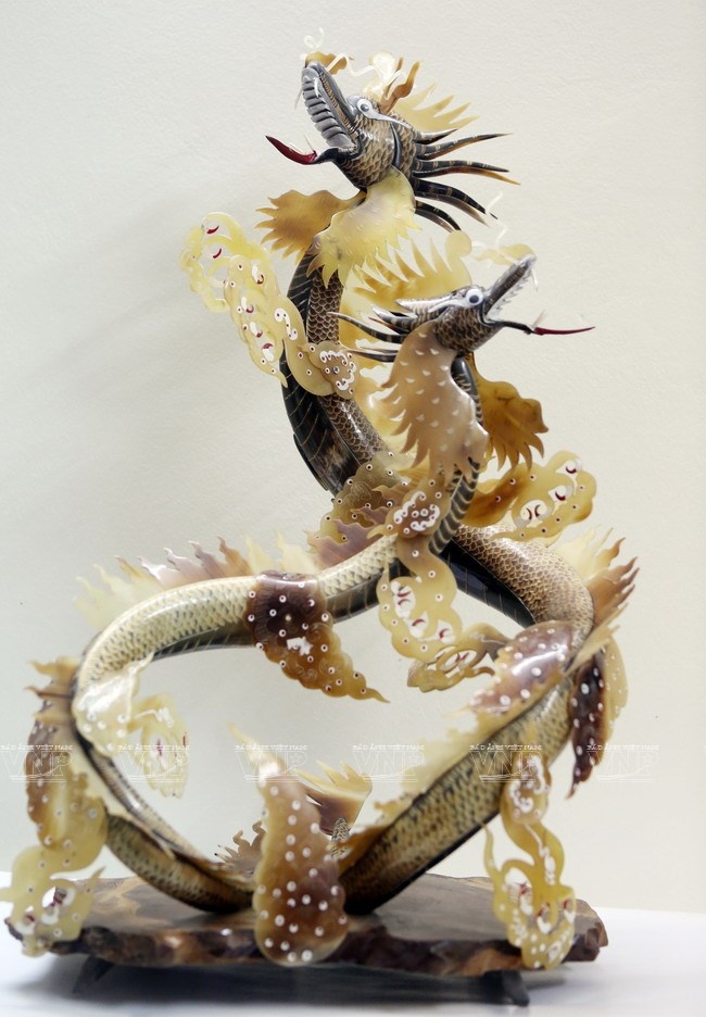 Từ những chiếc sừng bò, người dân làng nghề Thụy Ứng làm ra tác phẩm “Song Long” độc đáo. 