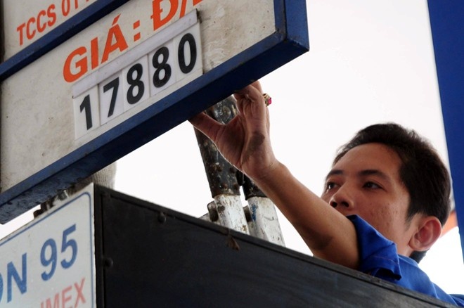 Nam 2014: Gia xang dau dieu chinh ky luc 24 lan hinh anh