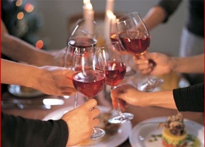 Ngộ độc rượu: TS Phạm Duệ - nguyên Giám đốc Trung tâm Chống độc (Bệnh viện Bạch Mai) cho biết: Ngày lễ Tết, cánh đàn ông thường uống quá chén làm tình trạng ngộ độc rượu tăng gấp nhiều lần ngày thường. Người trúng độc rượu có biểu hiện nôn mửa, lời nói không rõ ràng, động tác vụng về, sắc mặt tái mét, mồm miệng tím tái, thân nhiệt hạ, mê man, bất tỉnh.