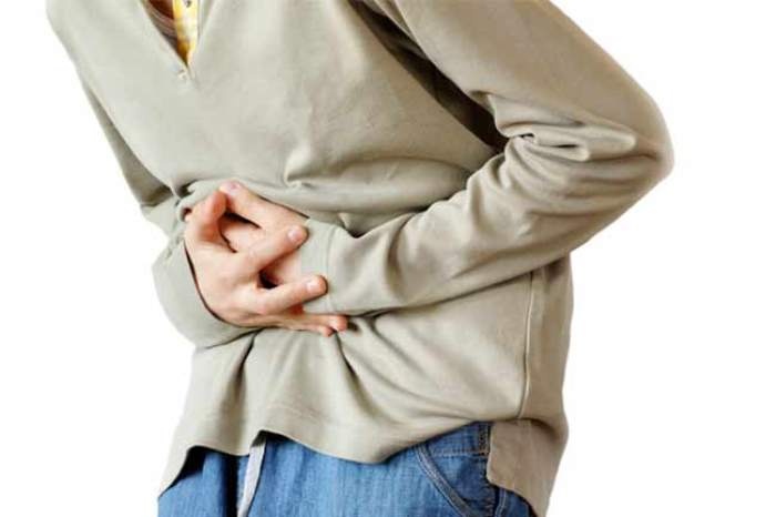 Viêm tuyến tuỵ cấp tính: Ăn quá nhiều thực phẩm có chứa protein, chất béo cao, lại thêm uống rượu đều làm cho tuyến tuỵ sưng lên, gây ra viêm tuyến tuỵ cấp tính. Do vị trí phát bệnh không chính xác, người bệnh sau khi ăn cơm khoảng từ 1 - 2 tiếng, xuất hiện đau bụng liên tục và mãnh liệt, đồng thời có cảm giác buồn nôn, oẹ.  