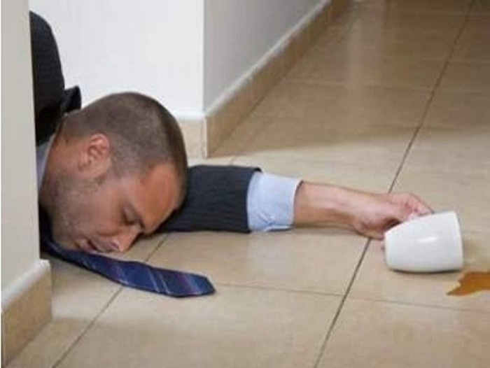 Đột quỵ: Những buổi tiệc tùng và bia rượu chính là nguyên nhân khiến nhiều nam giới bị đột quỵ. Họ sử dụng rượu bia, ăn những thức ăn chứa nhiều muối, mỡ và đi lại trong thời tiết giá lạnh, đó là những tác nhân dẫn đến cơn tăng huyết áp đột ngột.