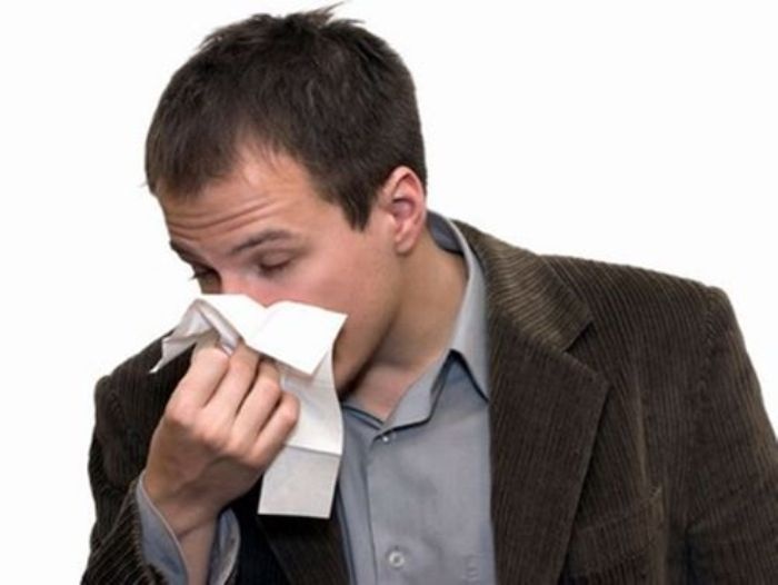 Cảm cúm: Trong những ngày lễ, nhiều nam giới thường chủ quan đi chơi không đội mũ, đeo khẩu trang, thời tiết lại thất thường nên rất dễ bị nhức đầu, hắt hơi, sổ mũi, đó là những triệu chứng của bệnh cảm cúm.