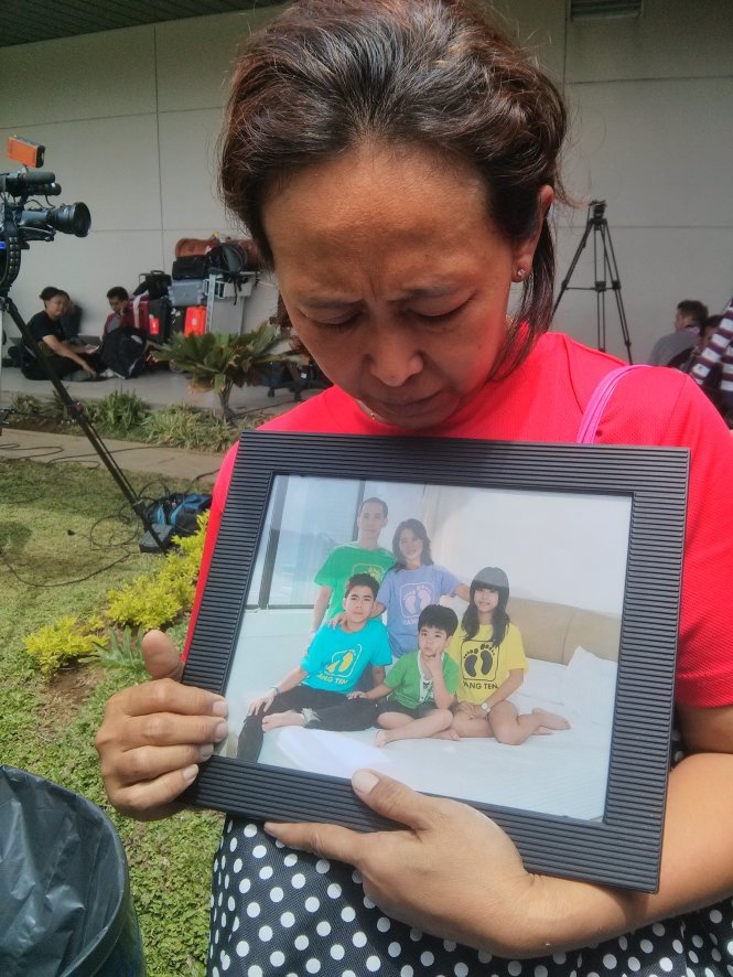Bà Nana, 48 tuổi, là người giúp việc cho gia đình người Indonesia có tới bốn thành viên đều đi trên chuyến bay mất tích (trừ bé gái mặc áo vàng không đi trên chuyến bay).