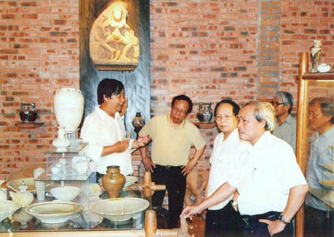 Lãnh đạo cấp cao ngành văn hóa tham quan bảo tàng.