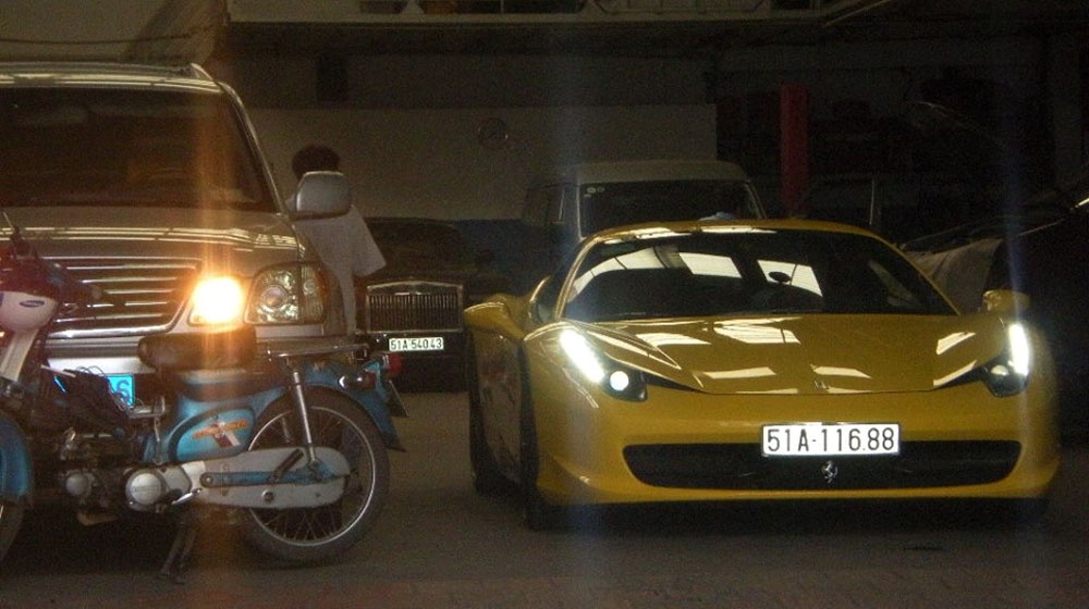 Chiếc Ferrari 458 Italia nằm cùng một chiếc Rolls-Royce tại gara trong Sài Gòn.