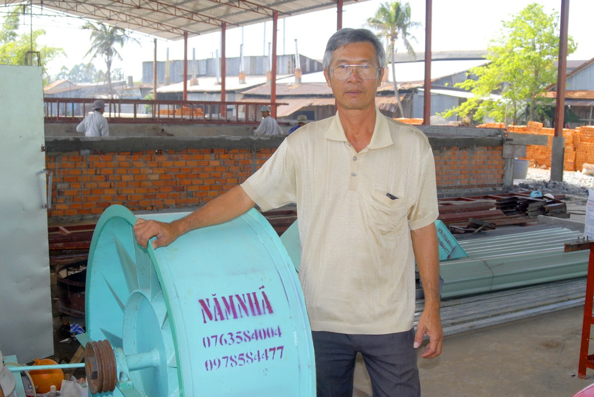 Ông Năm Nhã và những máy quạt cải tiến dùng cho lò sấy.