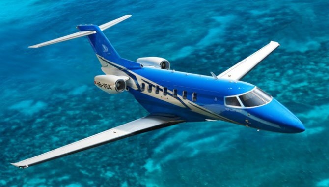 10. Pilatus PC-24 Pilatus Aircraft là một công ty Thụy Sĩ với nhiều thập kỷ kinh nghiệm trong việc sản xuất các loại máy bay phản lực một động cơ. Tuy nhiên, năm nay Pilatus đã ra mắt chiếc máy bay PC-24, máy bay phản lực đầu tiên với hai động cơ mạnh mẽ. PC-24 được trang bị hai động cơ phản lực Williams FJ44-4A cho phép đạt tốc độ tối đa 787 km/h. Chiếc phản lực cá nhân này có sức chứa 10 hành khách và một khoang chứa hàng hóa rộng rãi.