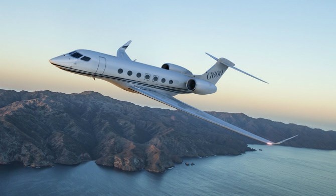 8. Gulfstream G600 Nhà sản xuất máy bay nổi tiếng Gulfstream Aerospace đã tiết lộ một số bổ sung mới cho dòng máy bay phản lực của mình. Ấn tượng nhất trong số đó là G600. Hành khách sẽ có những chỗ ngồi thoải mái, cửa sổ lớn, tận hưởng khí thiên nhiên 100% nhờ hệ thống tái tuần hoàn không khí mỗi 2 phút/lần và hệ thống giảm áp lực khi lên cao. Buồng lái được trang bị một hệ thống thông tin liên lạc tiên tiến với màn hình cảm ứng cỡ lớn.