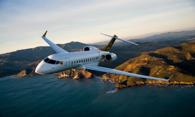 7. Bombardier Global 6000 Trong năm 2014, nhà sản xuất máy bay Bombardier của Canada đã ra mắt mẫu máy bay riêng sang trọng nhất của hãng: Global 6000. Cabin chính của máy bay rất rộng rãi và thoải mái có sức chứa lên đến 19 hành khách. Hiệu suất của Global 6000 vô cùng ấn tượng, nó có thể lên đến độ cao 51.000 feet và đạt tốc độ tối đa khoảng 950 km/h.