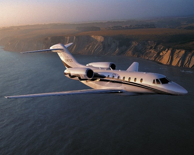 6. Cessna Citation X Cessna là một trong những tên tuổi lớn trong ngành công nghiệp sản xuất máy bay và cho thấy các tiêu chuẩn cao với mẫu máy bay phản lực thương mại mới nhất mang tên gọi Citation X. Được thiết kế cho thị trường tư nhân cao cấp (nội thất của nó có thể được tùy biến và trang bị các vật liệu cao cấp khác nhau), Citation X có thông số kỹ thuật rất ấn tượng. Citation X được cho là chiếc máy bay dân sự nhanh nhất thế giới, có thể bay lên độ cao 51.000 feet và tự hào có thể vượt 3.242 hải lý.