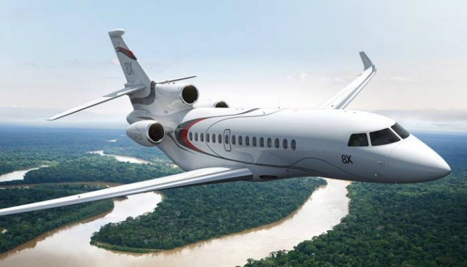 4. Dassault Falcon 8X Trong một sự kiện được tổ chức tại Geneva, Thụy Sĩ vào tháng Năm, nhà sản xuất máy bay Pháp Dassault đã công bố chiếc phi cơ mới của hãng được gọi là Falcon 8X. Nhà sản xuất tự hào nói rằng đây là chiếc máy bay có cabin lớn nhất trong lịch sử của Falcon, nội thất rộng rãi với 32 cửa sổ lớn mang đến nhiều ánh sáng tự nhiên và cung cấp tầm nhìn tuyệt vời cho chủ nhân của mình. Các phi công cũng được hưởng lợi từ nhiều sự nâng cấp đặc biệt nhằm khiến công việc của họ trở nên dễ dàng hơn. Falcon 8X làm việc hiệu quả nhờ động cơ và khí động học được nâng cấp giúp cải thiện 35% hiệu suất nhiên liệu, khi so sánh với các mẫu máy bay cạnh tranh.