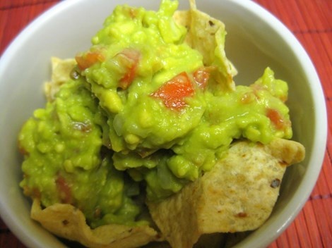 Sốt trái bơ- Guacamole giúp ổn định bao tử. Hình minh họa.