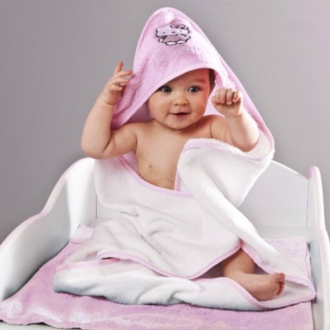 Tắm xong nhớ quấn khăn ngay kẻo trẻ bị lạnh.