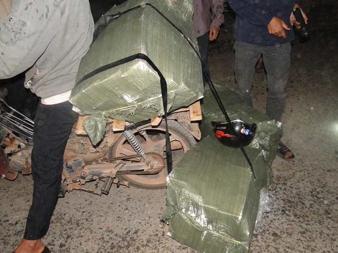 Một bao thuốc lá bị lôi khỏi yên xe.