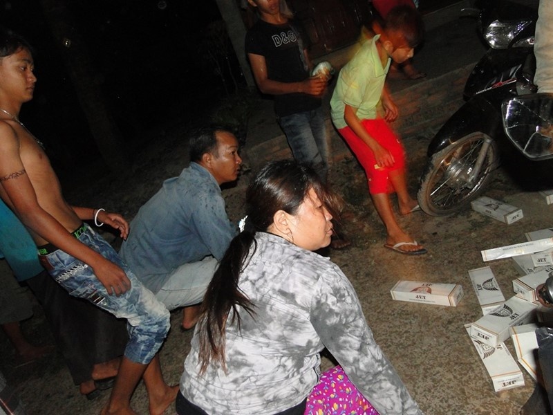 Nhiều người xúm vào “hôi” thuốc lá.