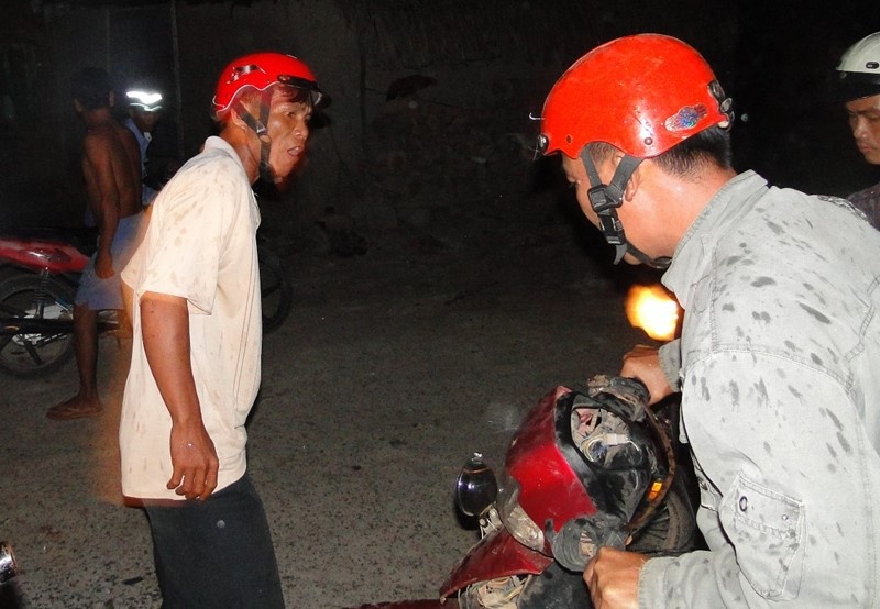 Một đối tượng lớn tiếng kích động mọi người tham gia “hôi” thuốc.