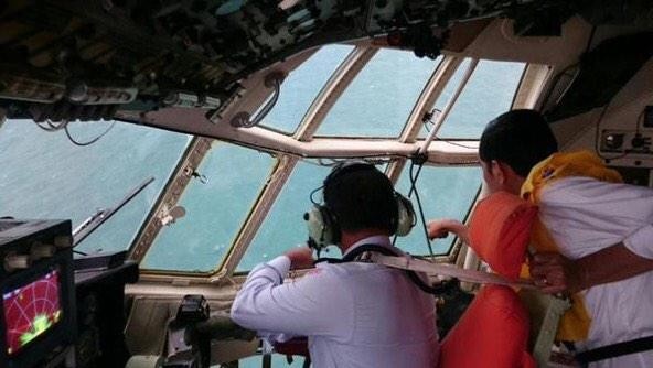 Tổng thống Indonesia Widodo lên máy bay quân sự C-130 trên vùng trời nơi tìm thấy mảnh vỡ QZ8501. Ảnh: Twitter