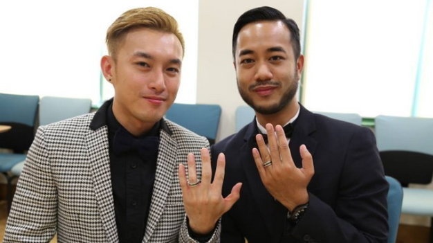 Anh Yein Kai Yee (trái) và anh Sutpreedee Chinithigun, hai công dân Anh, làm lễ đăng ký kết hôn tại Đại sứ quán Anh ở Hà Nội - Ảnh do Đại sứ quán Anh cung cấp.