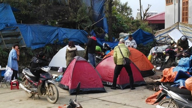 Dân phượt phải ngủ lều tại sân nhà dân trong cái rét 5oC. Một số du khách không đặt trước phòng nghỉ được tư vấn thuê xe máy hoặc taxi vào bản Lao Chải của người dân tộc Dao cách thị trấn Sapa khoảng 8km để ngủ nhà sàn. Mùa hè thì đây là một dịch vụ hấp dẫn nhưng với cái rét 5oC ở Sapa mùa này thật không dễ chịu với du khách.  Dịch vụ cho thuê xe máy ngày thường 70-80 ngàn đồng/ xe số, ngày 31.12 đã tăng lên 100.000 đồng, riêng ngày 1.1 là 200.000 đồng. Xe du lịch 4-7 chỗ đưa khách vào tham quan các bản dân tộc người Dao Đỏ như Cát Cát, Lao Chải… cách trung tâm Sapa 8-12km giá 500.000 đồng/lượt trong 2 giờ.
