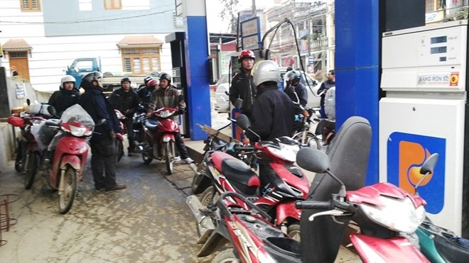 Trạm xăng duy nhất ở thị trấn cũng quá tải với khách phượt. 