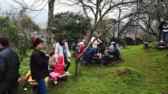 Du khách dừng chân trên núi Hàm Rồng.