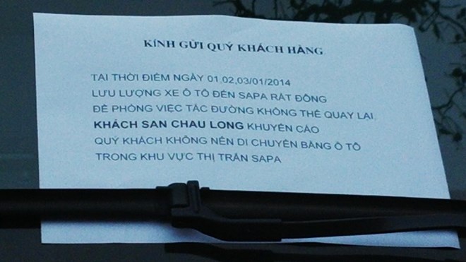 Khuyến cáo tắc đường có thế khiến du khách không quay trở lại khách sạn nếu đi ô tô đước gắn trên kính ô tô.