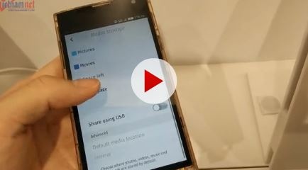 Smartphone trong suot doc nhat chi ban o Nhat Ban hinh anh